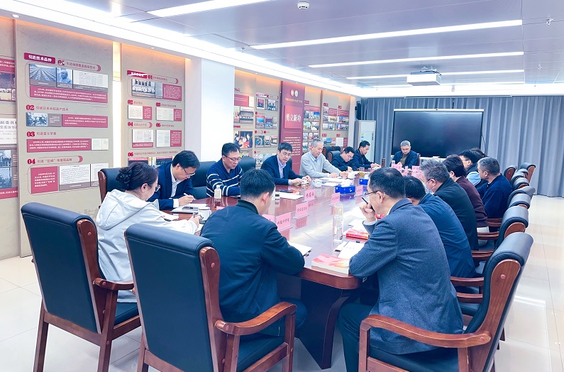 “中心”学会召开2025年第4次理论学习中心组（扩大）学习会.jpg
